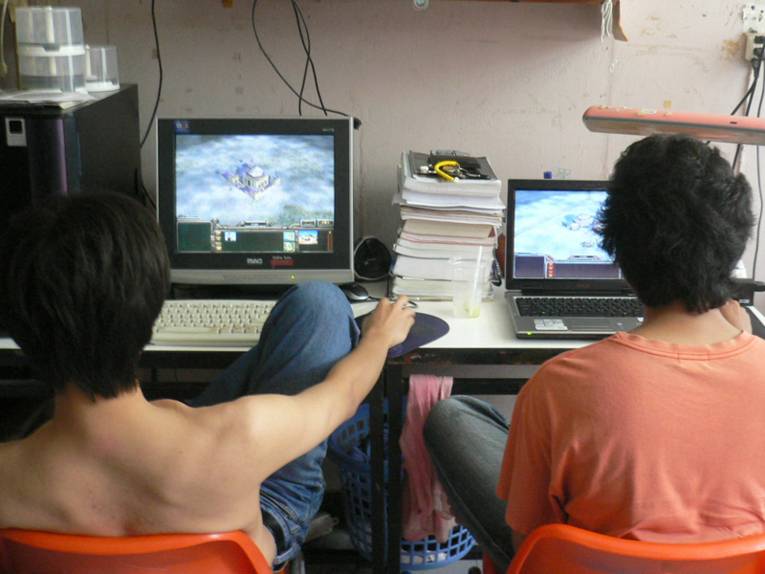 Zwei junge Männer spielen Computerspiele