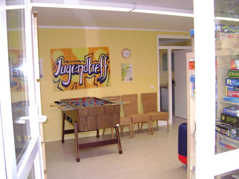 Blick in den großen Gruppenraum des Jugendtreffs Ibykusweg