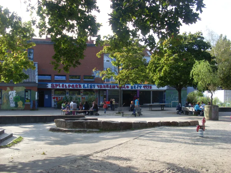 Außenaufnahme des Spielparks List