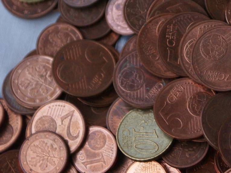 übereinander geschüttete Centmünzen