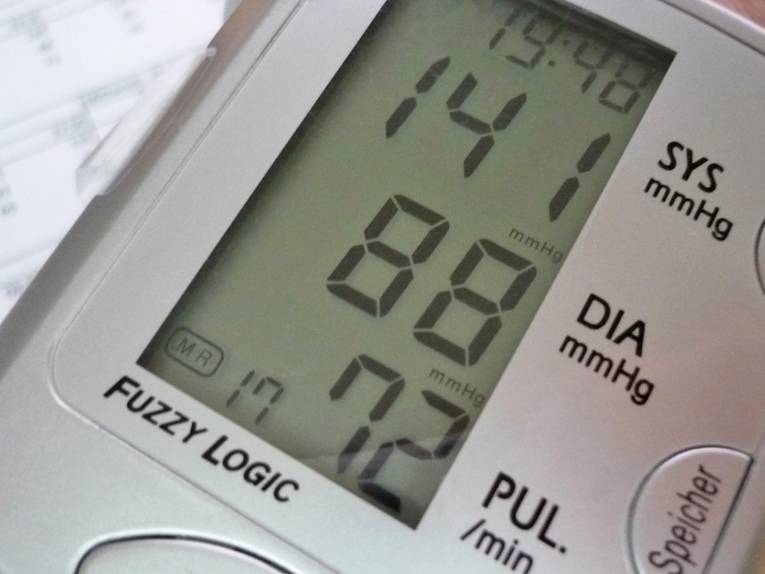 Auf dem Display eines elektronischen Blutdruckmessgeräts werden die Blutdruckwerte angezeigt.