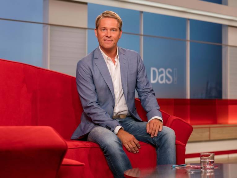 Mann auf einem Sofa. 