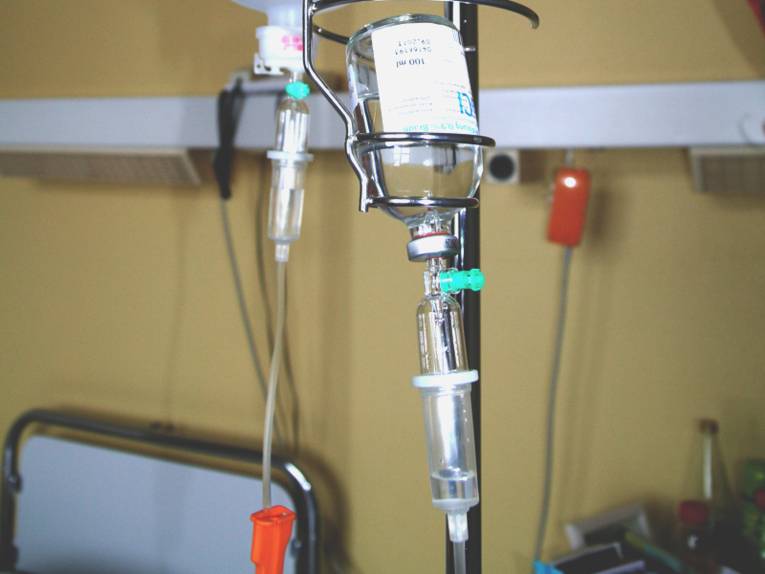 Infusionsflasche hängt bei einem Bett