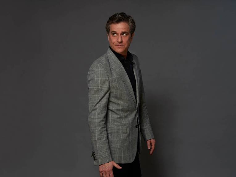 Julian Rossi vor dunklem Hintergrund