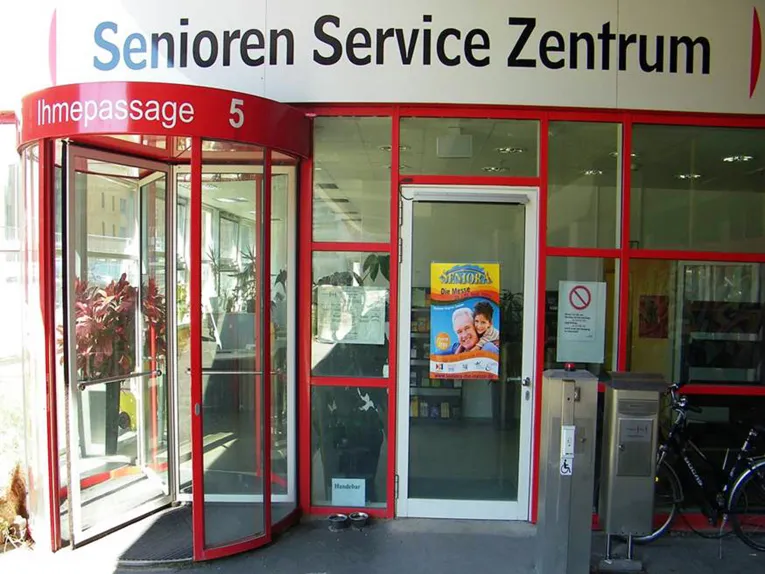 Der Eingang zum SeniorenServiceZentrum in der Ihmepassage 5