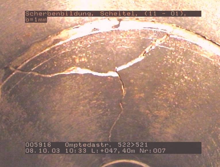 Risse in einem Abwasserrohr