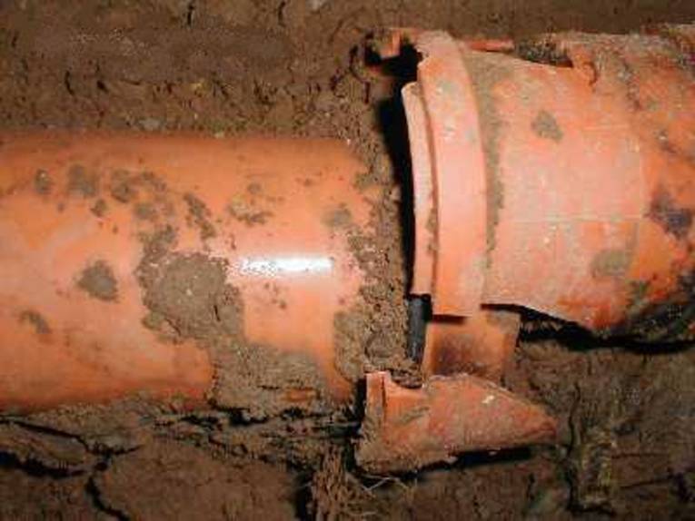 Zerbrochenes Abwasserrohr