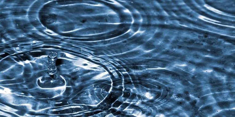 Wasser fällt vom Himmel