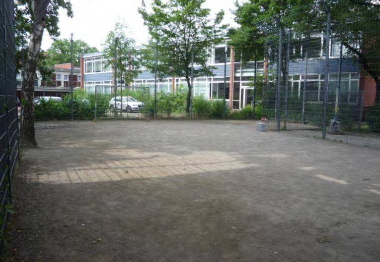 Fußballplatz mit Drahtzaun in der Scheffelstraße