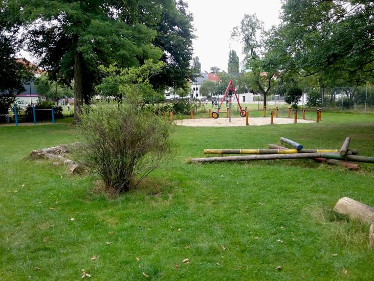 Spielplatz im Grünen mit Holzspielgeräten
