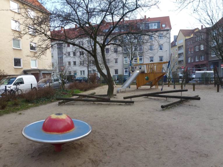 Spielplatz mit Sandkiste und Spielgeräten. 