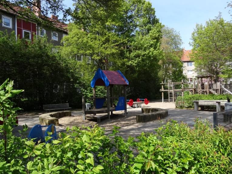 Spielplatz mit Rasenfläche. 
