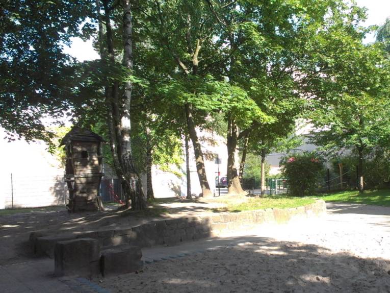 Holzturm und Sandkasten auf dem Spielplatz Mendelssohnstraße