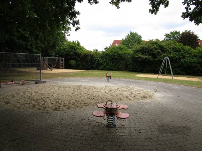 Weitläufiger Spielplatz mti mehreren Sandflächen und Spielgeräten