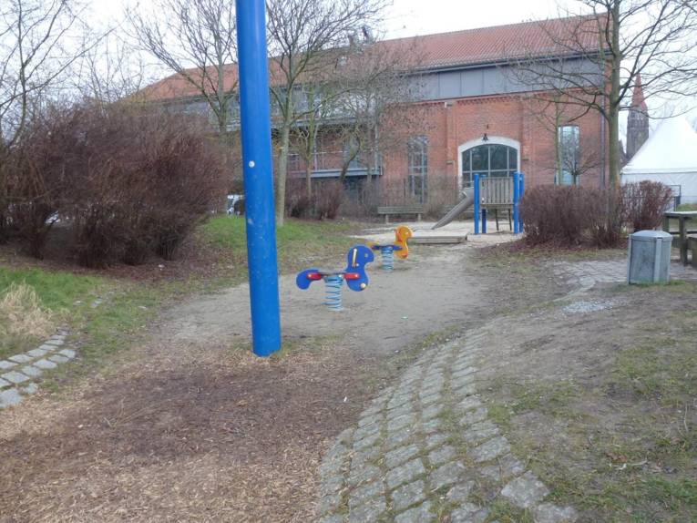 Spielplatz mit Spielgeräten. 