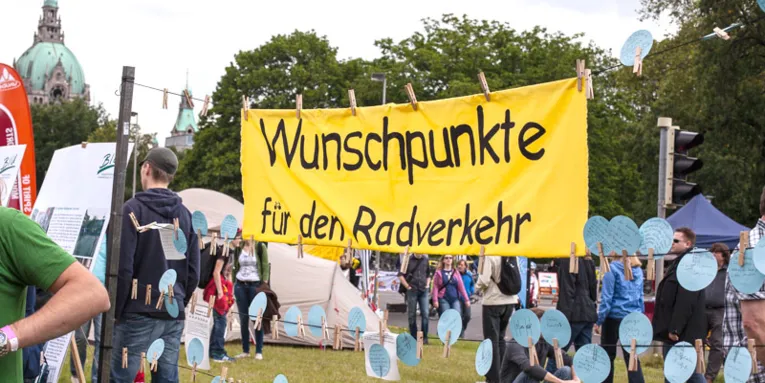 Auf mehreren Wäscheleinen hängen Wunschzettel von Teilnehmenden am Autofreien Sonntag zum Thema Radverkehr