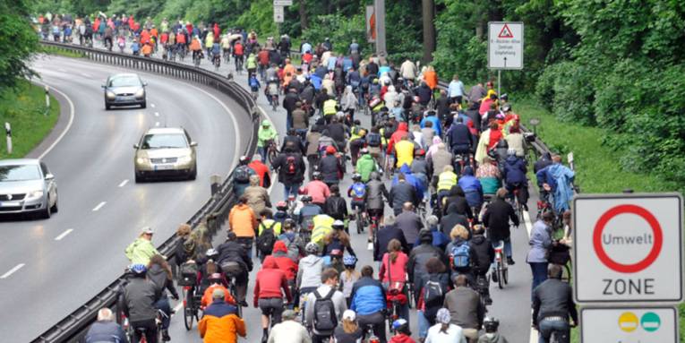 Hunderte von Fahrradfahrerinnen und Fahrradfahrer auf einem für Autos abgesperrten Schnellweg