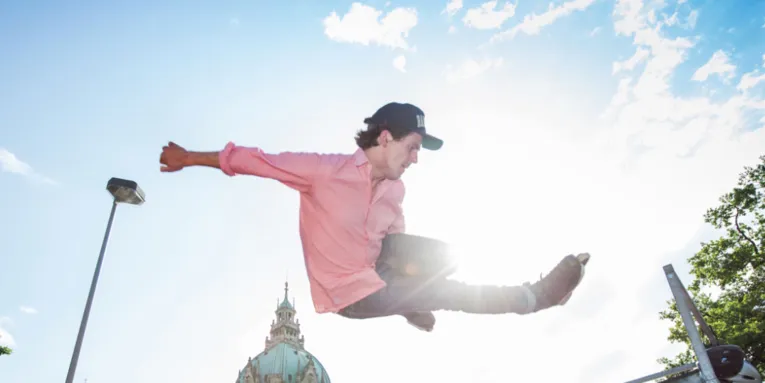 Ein Skater schwebend beim Sprung in Luft