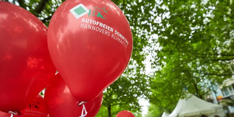 Rote Luftballons mit der Aufschrift Autofreier Sonntag - Hannovers Klimafest