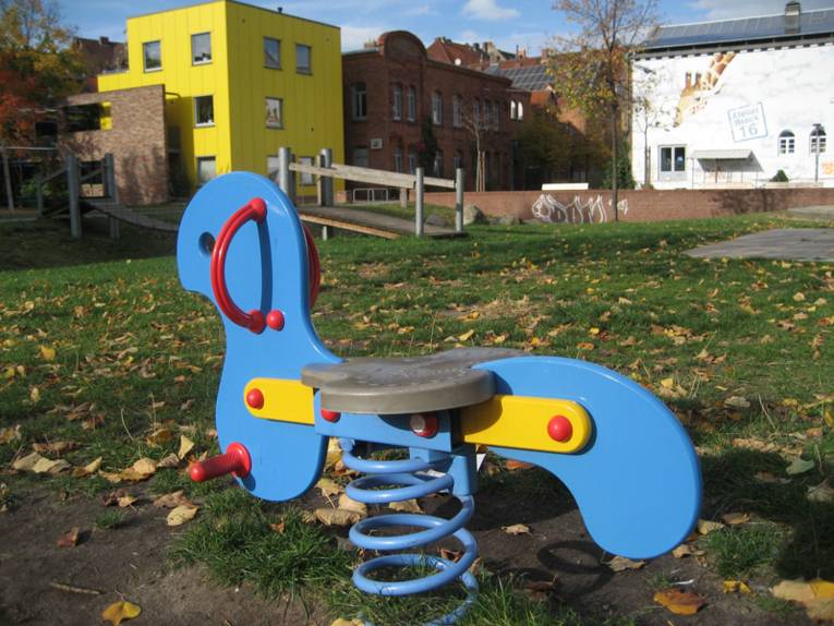 Blaues Wipppferd auf dem Spielplatz Edwin-Oppler-Weg