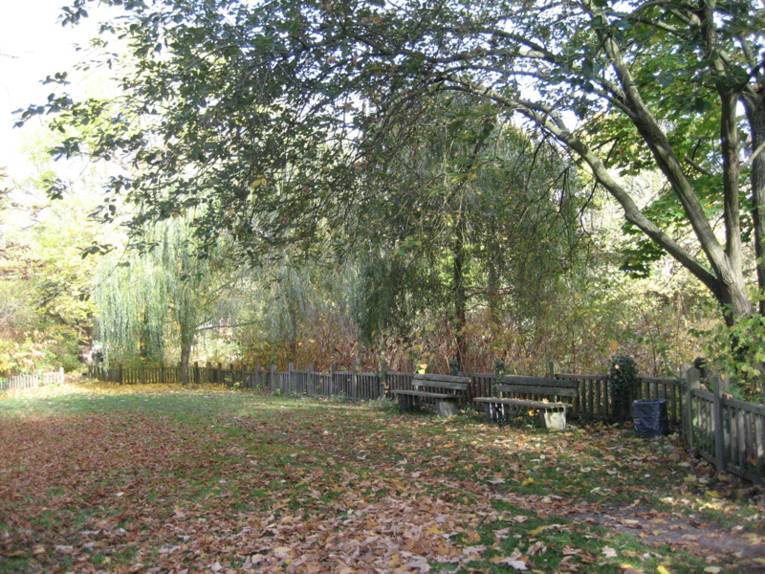 Bänke im Herbst am Spielplatz Leineinsel