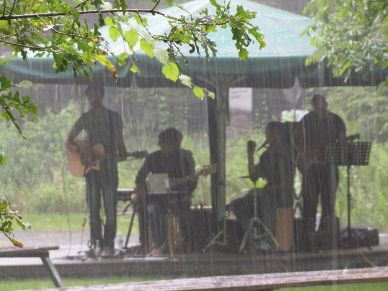 Musikband im strömenden Regen