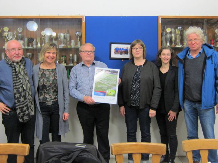 Übergabe des e.coSport Posters zur Abschlussveranstaltung von TuS Marathon mit Bernd Leineweber, Angela Plenz, Christian Münzberg, Ute Heda, Katharina Schlegel-Arndt, Christian Grubert

