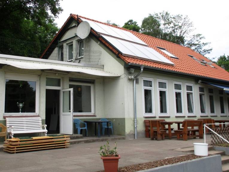 Vereinsheim des hannoverschen TuS Marathon mit Solaranlage