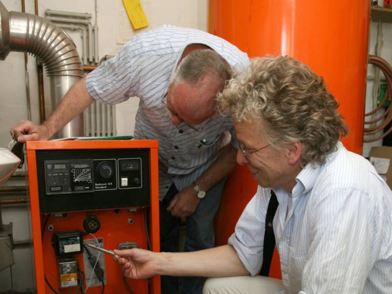 Ein Fachberater vor einer Heizungsanlage