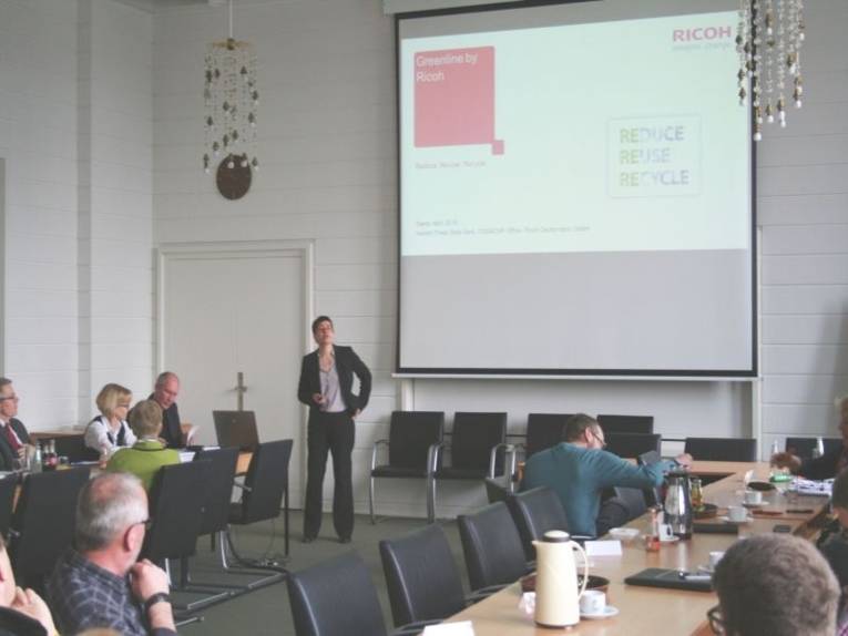 Kerstin Thies der Firma Ricoh präsentiert das Engagement der Firma Ricoh  im Gobelinsaal des Neuen Rathauses