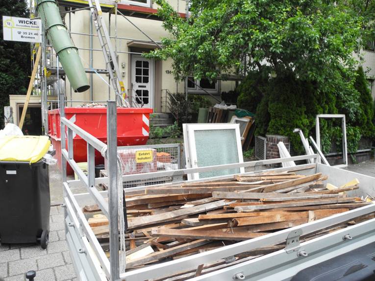 Hölzer, Fenster, Rahmen, Dachziegel - Materialien, die auf einer Baustelle anfallen
