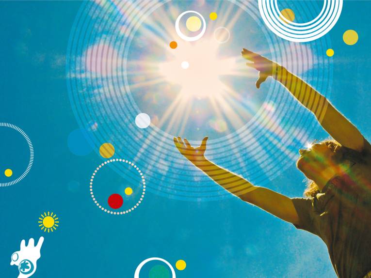 Eine Person streckt sich mit beiden Händen der Sonne entgegen.