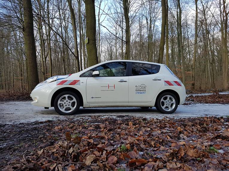 Der E-Nissan Leaf des Fachbereichs Umwelt und Stadtgrün mit dem Aufkleber "Hannover stromert"
