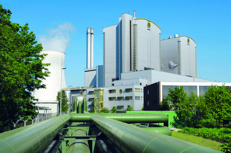 Ansicht des Gemeinschaftskraftwerks Stöcken mit abgehenden Fernmwärmeleitungen