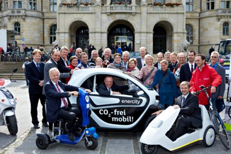 Schirmherr Oberbürermeister Weil und die multimobil-Gruppe vor dem Neuen Rathaus