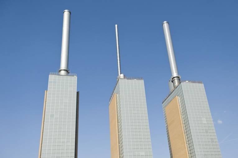 Ansicht der drei Kraftwerkstürme des Gas- und Dampfheizkraftwerks in Hannover-Linden