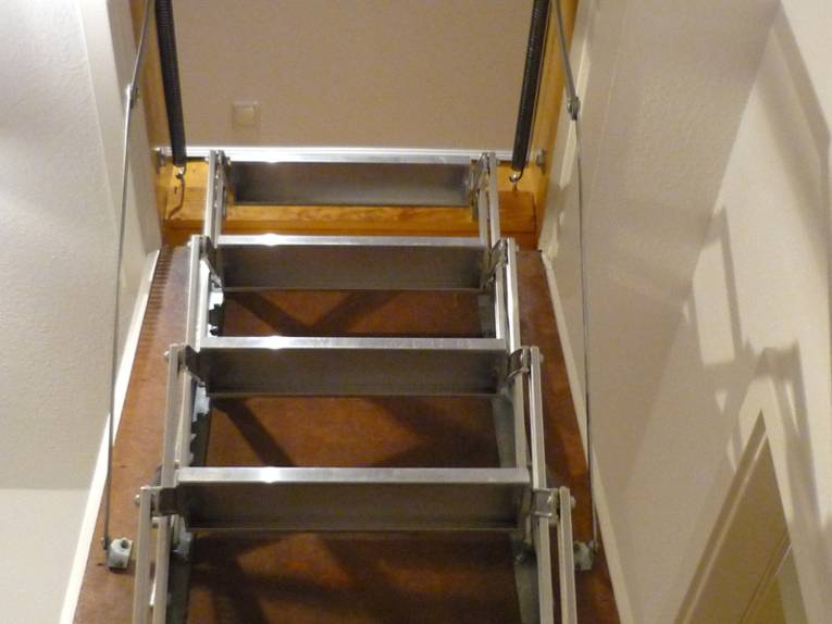 Ausziehbare Bodentreppe führt ins Dachgeschoss