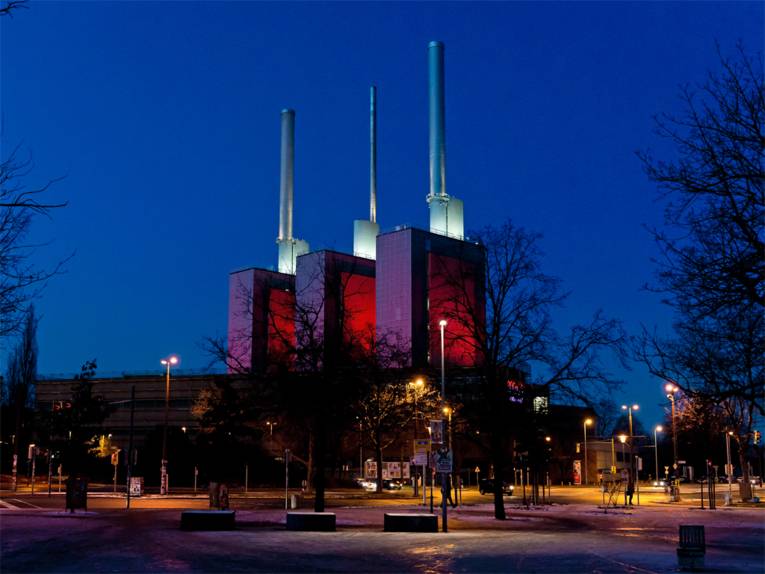 Das Heizkraftwerk Linden illuminiert