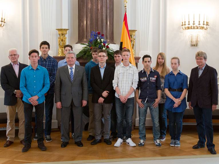 Eine Gruppe junger Menschen zu Gast im Schloss Bellevue bei Bundespräsident Joachim Gauck