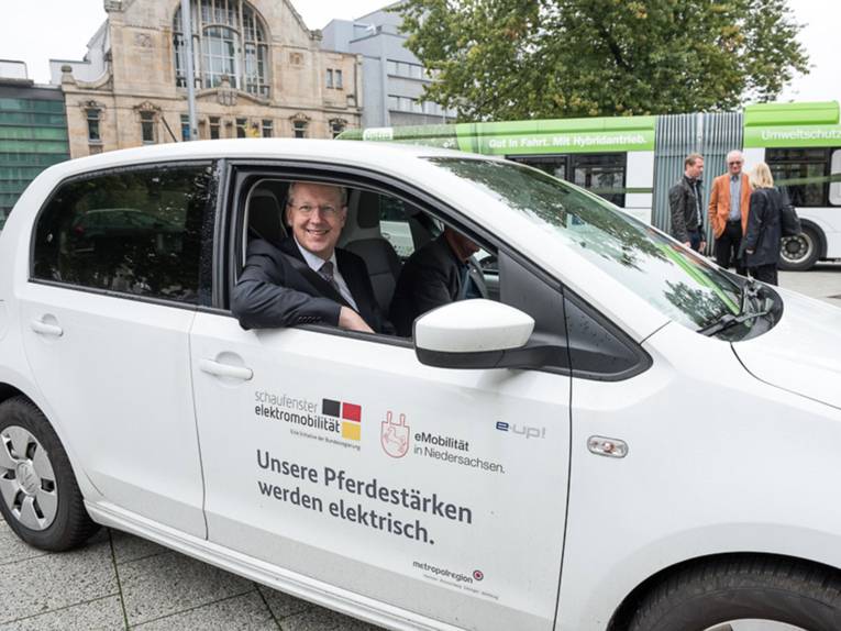 Oberbürgermeister Stefan Schostok in einem emissionsfreien e-Up-Wagen am "multimobil"-Tag