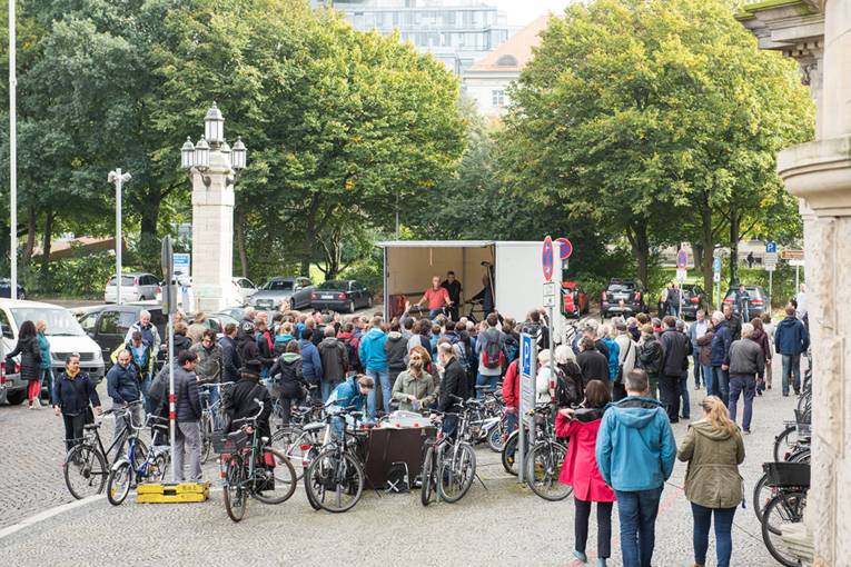 Vor dem Rathaus werden Bastelräder vom Fundbüro Hannover versteigert.