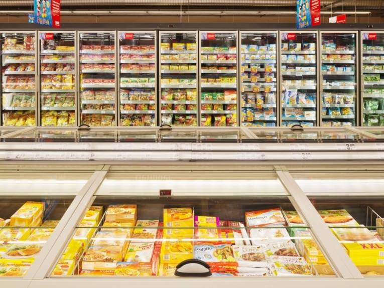 Innenansicht des Passivhaussupermarkts REWE im zero:e park