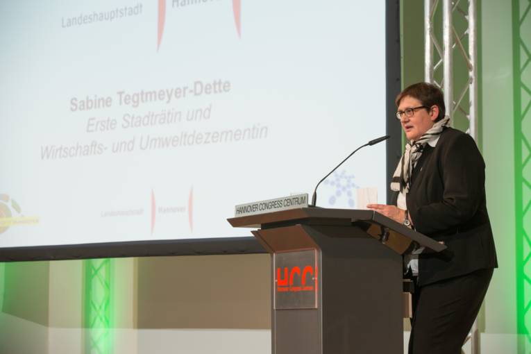 Erste Stadträtin Sabine Tegtmeyer-Dette gratuliert allen Unternehmen, die 2014 die Auszeichnung "Ökoprofit-Betrieb Hannover 2014" erhalten haben.