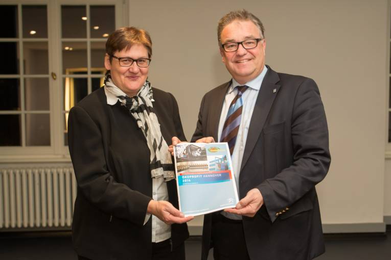 Die Wirtschafts- und Umweltdezernentin Sabine Tegtmeyer-Dette und der Regionspräsident Hauke Jagau präsentieren die neue Ökoprofitbroschüre.