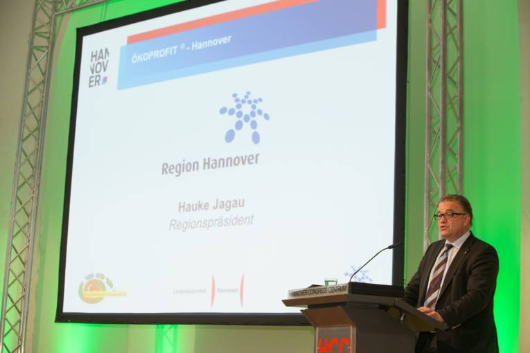 Regionspräsident Hauke Jagau begrüßt die Ökoprofit-TeilnehmerInnen 2014 und stellt ihre Leistungen für Wirtschaft und Umweltschutz heraus. Außerdem erläutert er die Herausforderungen, die angesichts des Masterplans "100 % für den Klimaschutz" vor allen Beteiligten in der Stadt und der Region Hannover liegen: die klimaneutrale Region Hannover 2050. 