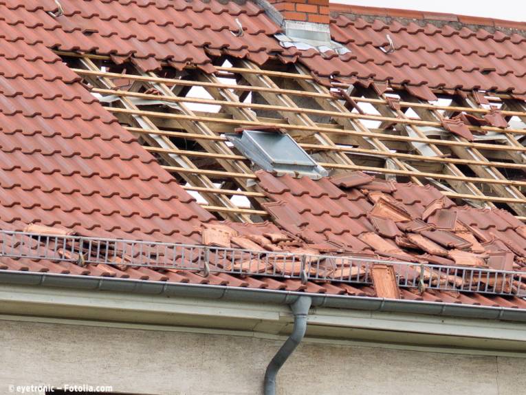 Hausdach mit Sturmschäden durch herabgefallene Dachziegel