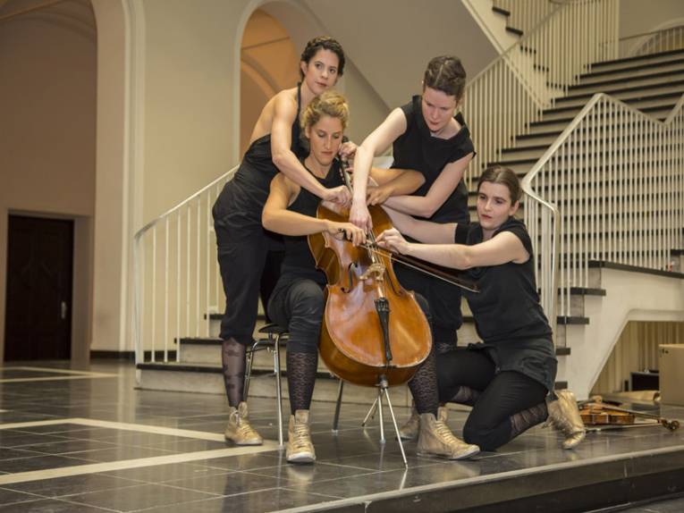 Das Quartett PLUS 1 musiziert zusammen