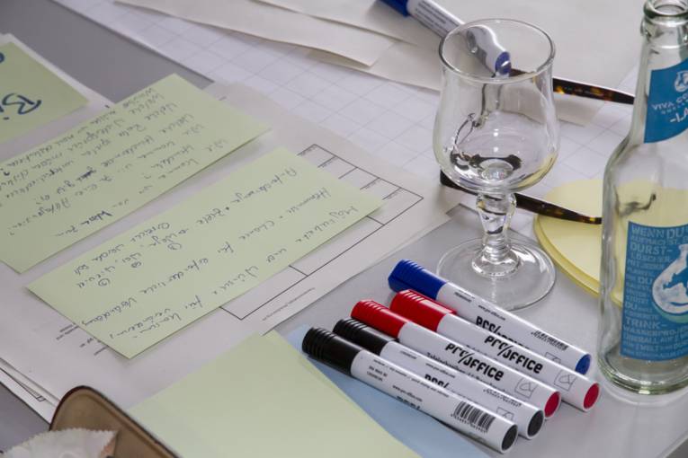 Karten und Stifte für das Brainstorming der Strategiegruppe Kreislaufwirtschaft / Abfall