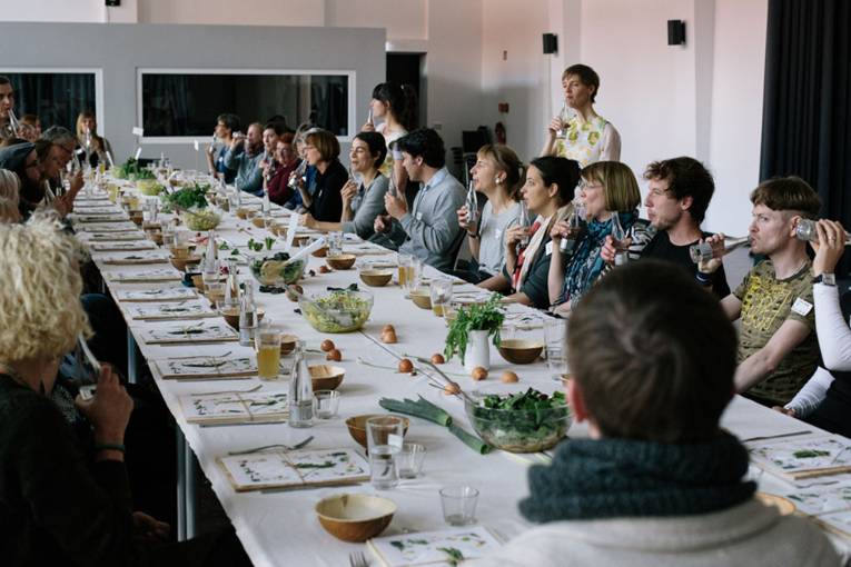Gruppenfoto der Teilnehmerinnen und Teilnehmer beim Essen im Rahmen der Veranstaltung Sprouts and beets