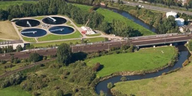 Luftaufnahme der Kläranlage Herrenhausen mit dem Fluß Leine